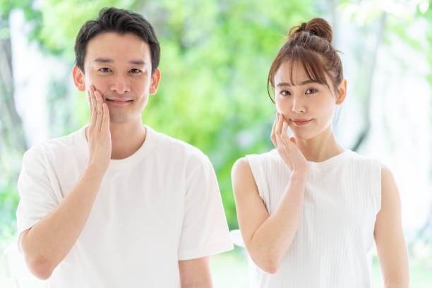 男性と女性が顔に手を当てて綺麗をアピールしている写真