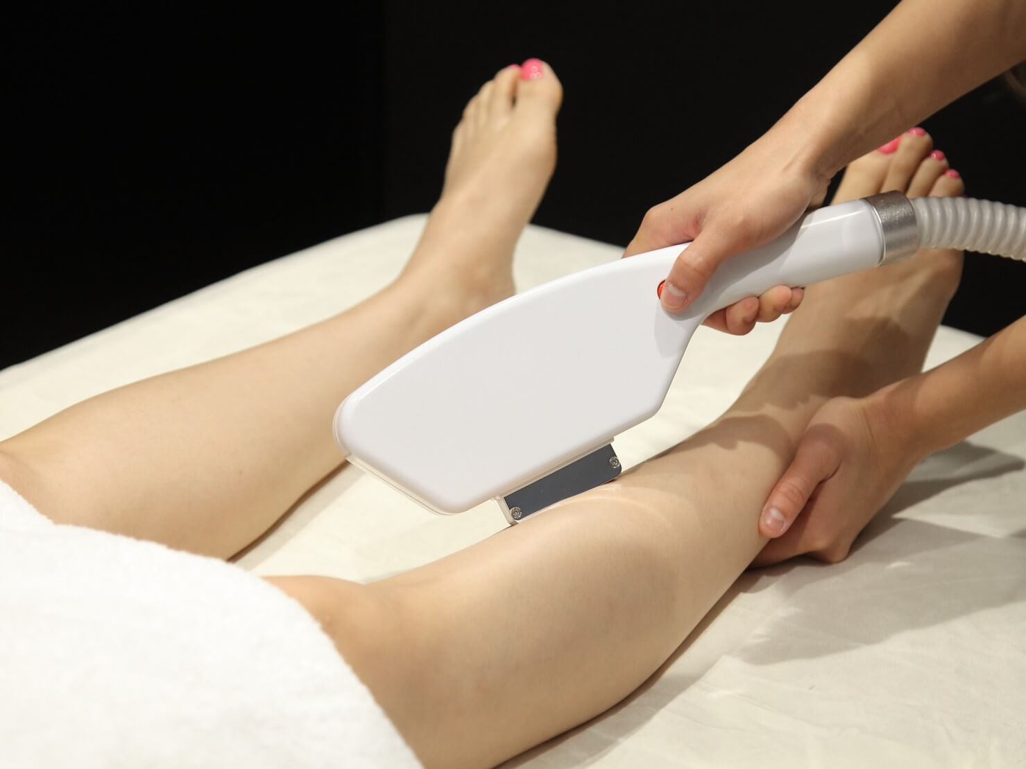 特殊な用具で足の脱毛をしている写真