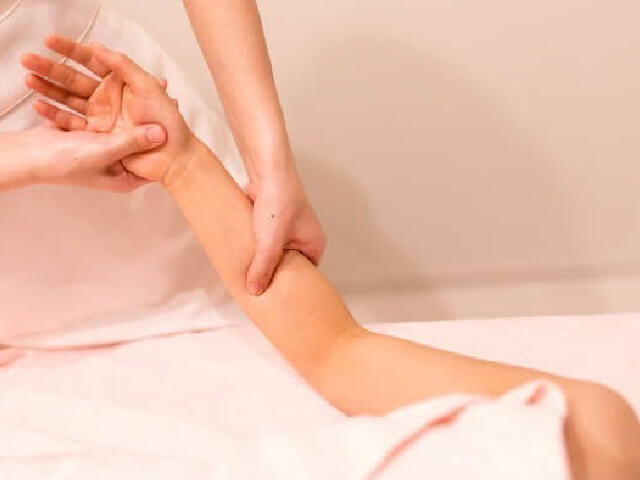 腕をマッサージ