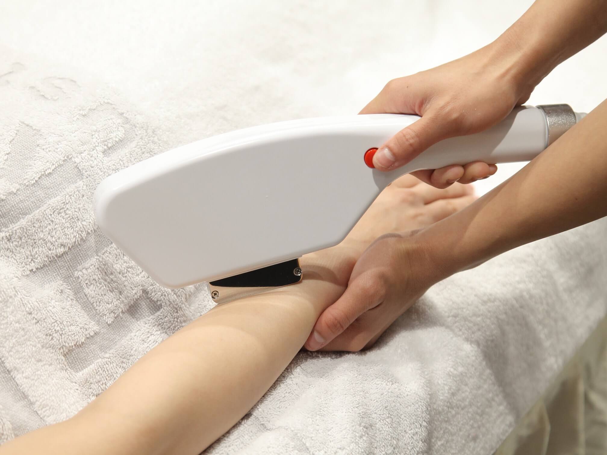 専用の用具で足の毛を剃る