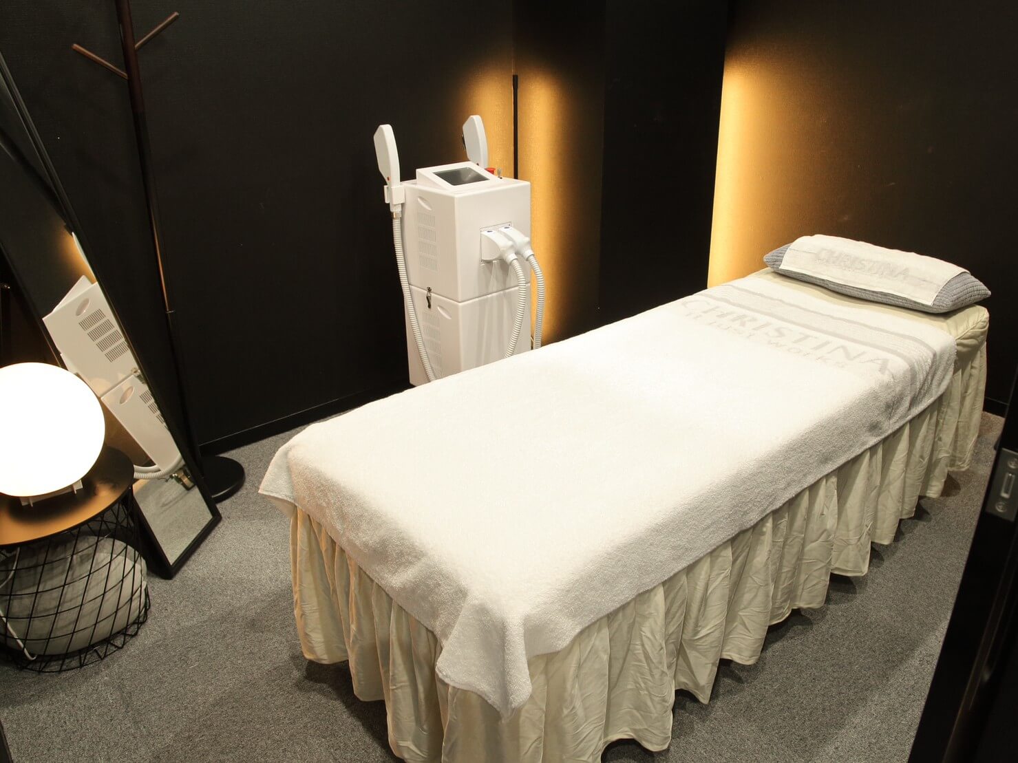 施術台と施術に使用する機器