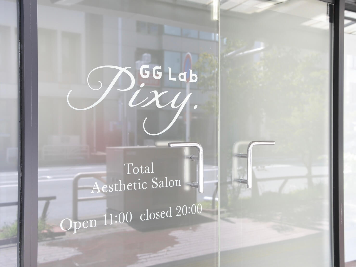 GGラボのお店の扉